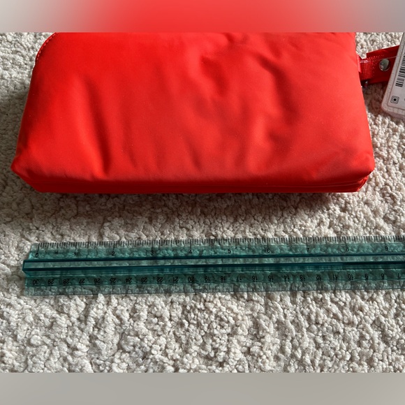 NWT LULULEMON NOW AND ALWAYS WRISTLET POUCHETTE PUFFY-AUTUMN RED - Picture 9 of 12